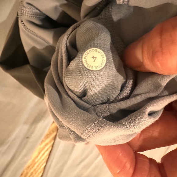 Lululemon Wide legged asymmetrical waist band, sz 4 - Picture 3 of 5